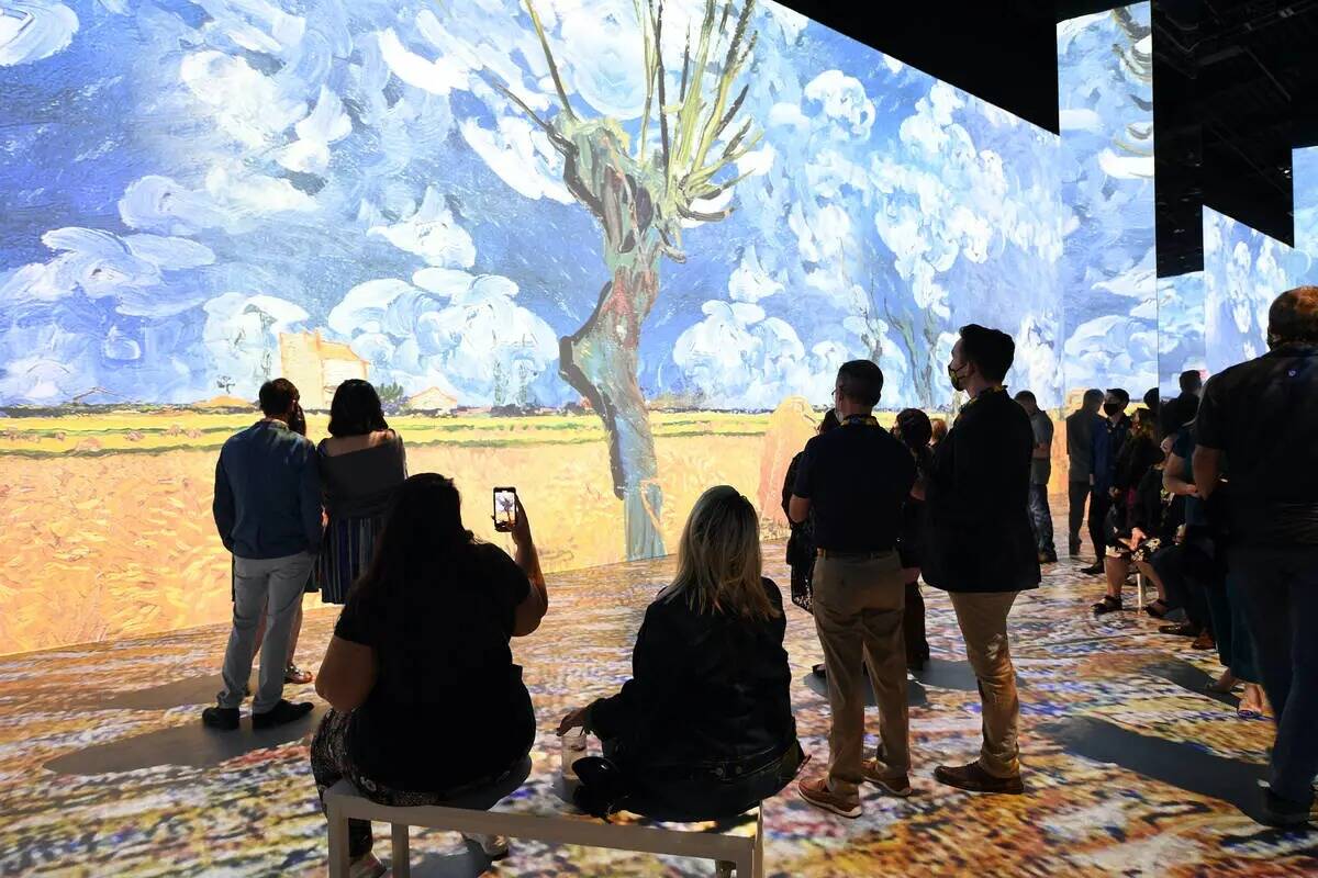 Los invitados asisten a "The Original Immersive Van Gogh Exhibit Las Vegas" en Lighthouse Las V ...