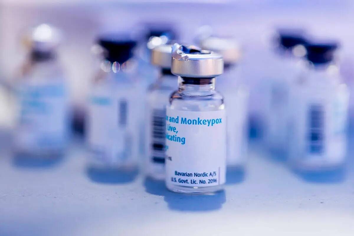 Frascos de vacunas vacías contra la viruela del mono en una mesa del Seattle Central College e ...