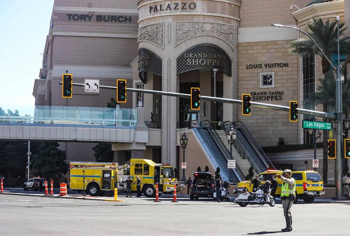 La policía en la escena donde múltiples personas fueron apuñaladas frente a un casino del St ...