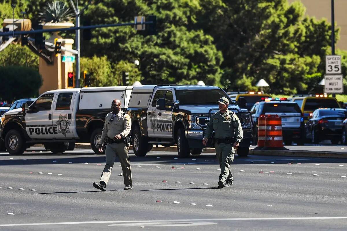 La policía en la escena donde múltiples personas fueron apuñaladas frente a un casino del St ...