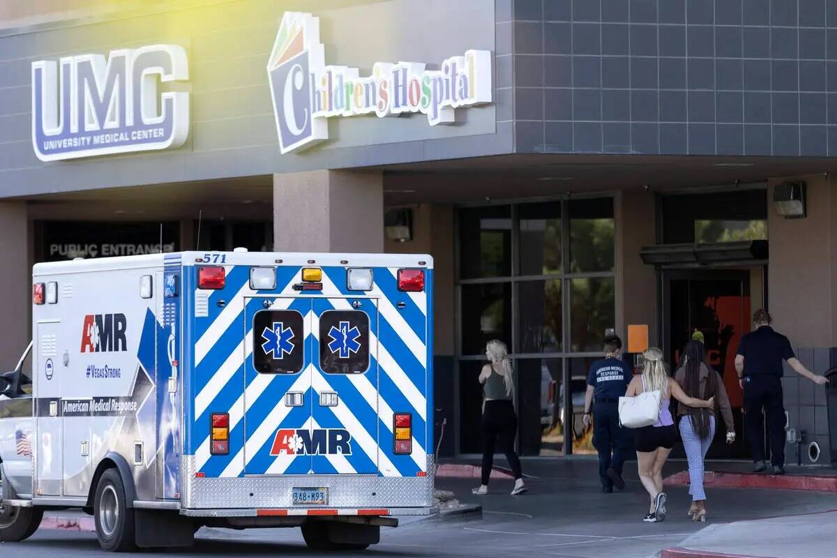 La gente entra en el departamento de trauma del University Medical Center después de que dos p ...