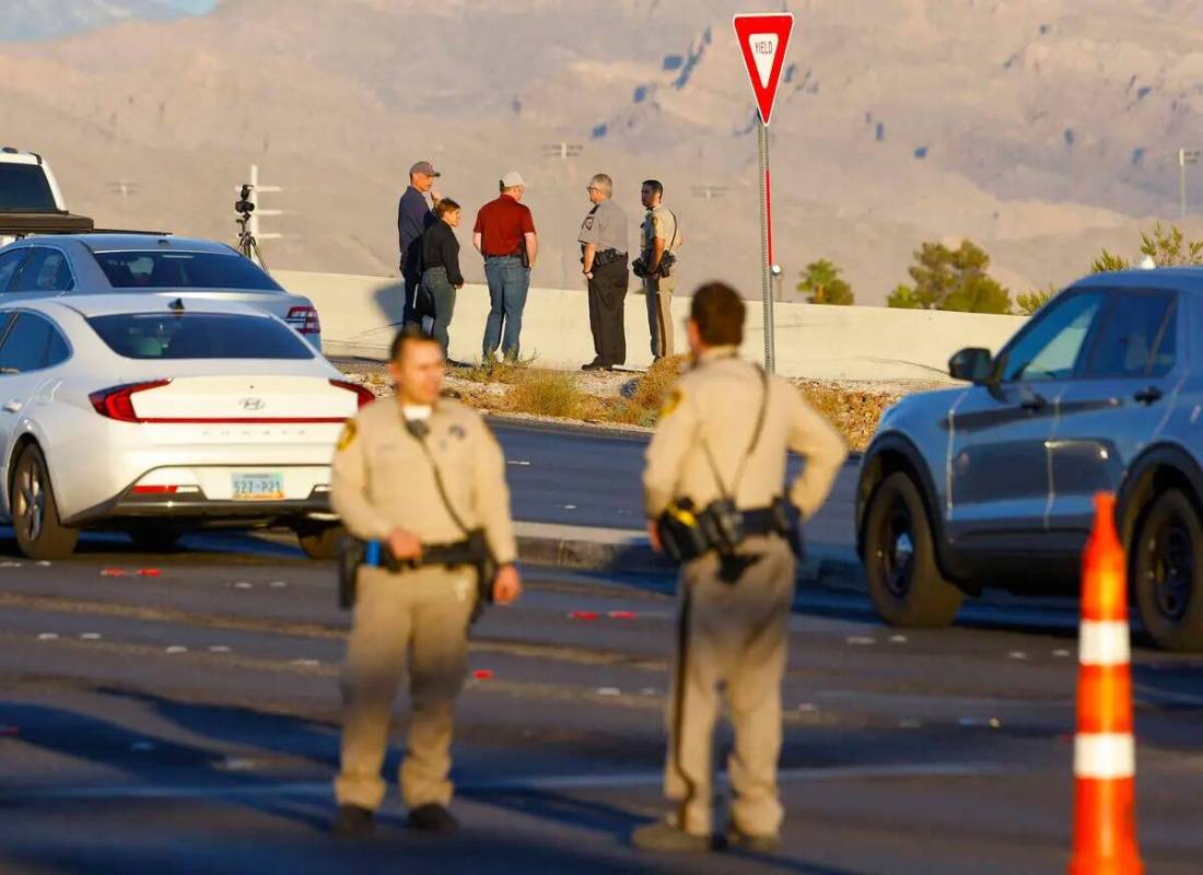 La policía de Las Vegas investiga un accidente mortal en la cuadra 8300 de West Charleston Bou ...