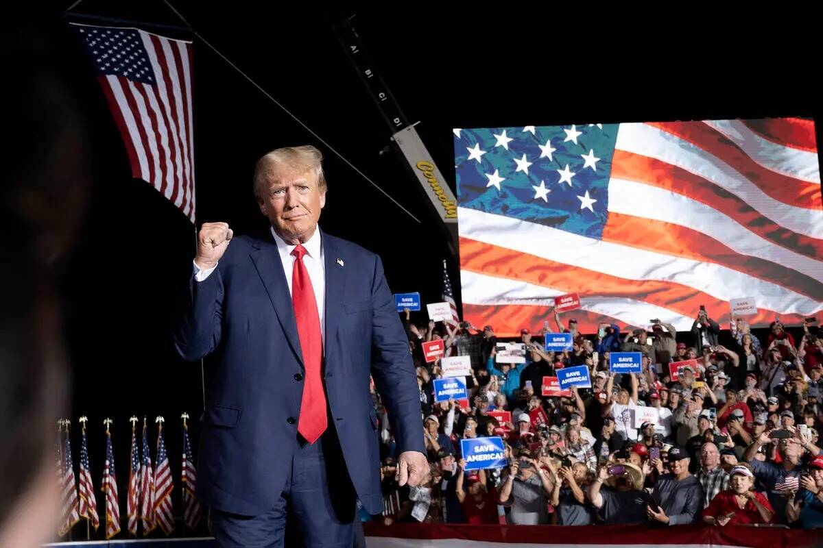 El expresidente Donald Trump hace su entrada en un mitin en el Minden Tahoe Airport, Nevada, el ...