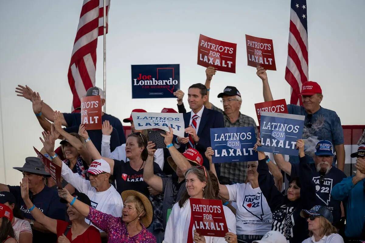 Simpatizantes republicanos asisten a un mitin del expresidente Donald Trump en el Minden Tahoe ...