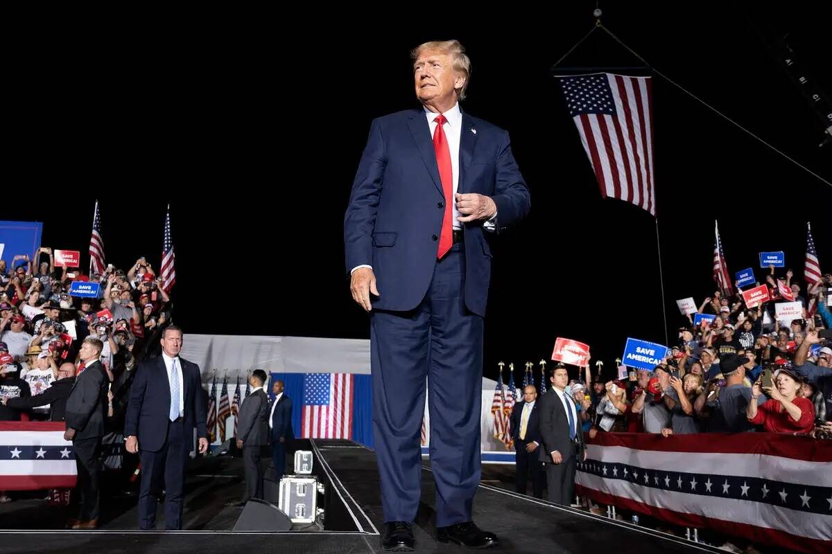 El expresidente Donald Trump hace su entrada en un mitin en el Minden Tahoe Airport, Nevada, el ...