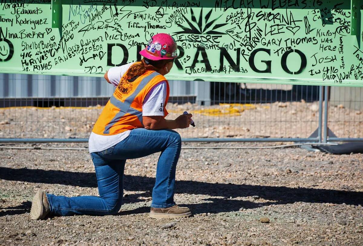 Una trabajadora de la construcción firma la viga de celebración en el Durango Casino and Reso ...