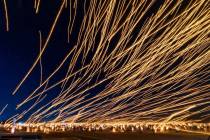 La gente suelta linternas en grupo durante RiSE Lantern Fest en Jean Dry Lake Bed el viernes 7 ...
