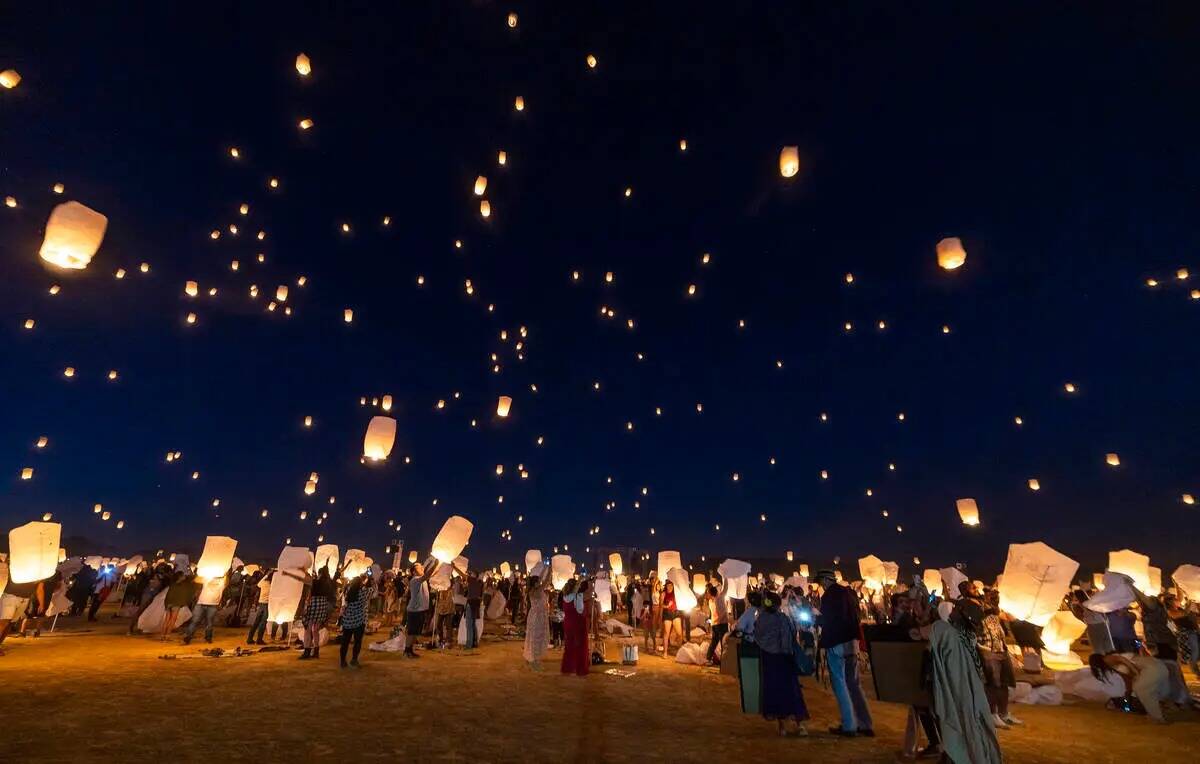 La gente suelta linternas en grupo durante RiSE Lantern Fest en Jean Dry Lake Bed el viernes 7 ...