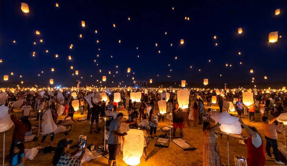 La gente suelta linternas en grupo durante RiSE Lantern Fest en Jean Dry Lake Bed el viernes 7 ...