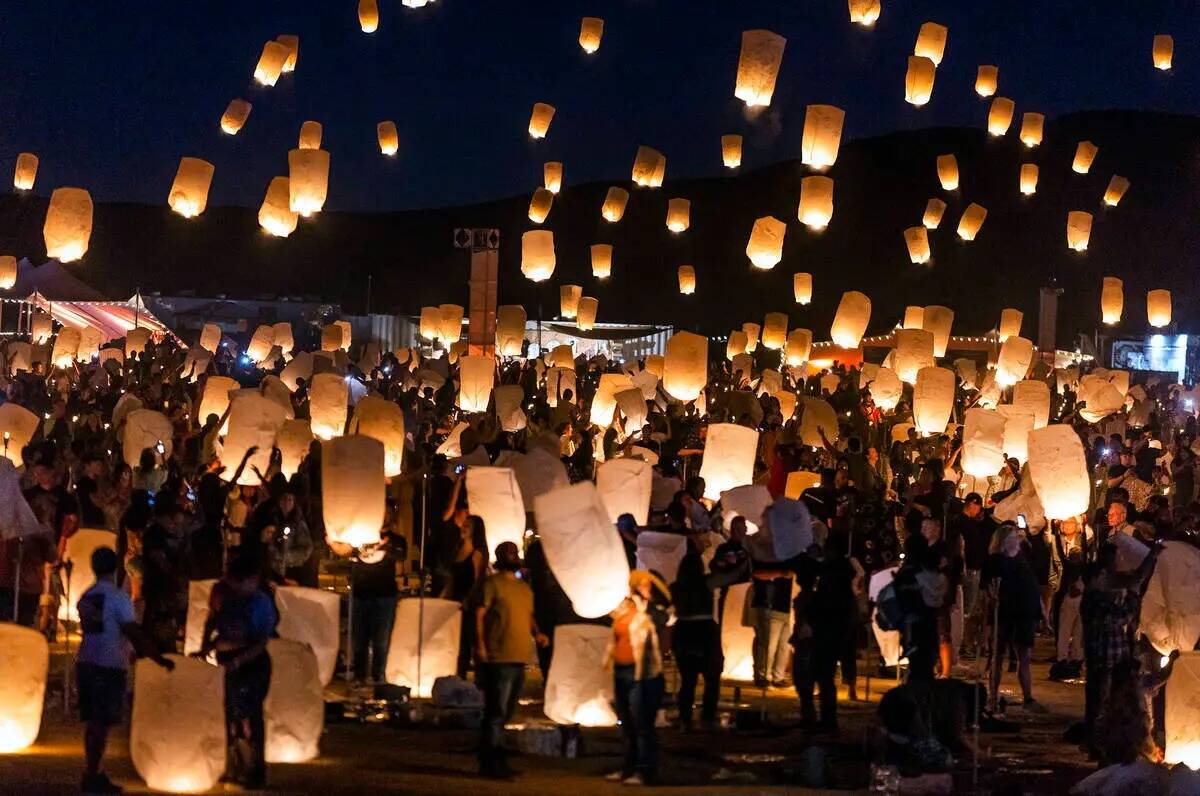 La gente suelta linternas en grupo durante RiSE Lantern Fest en Jean Dry Lake Bed el viernes 7 ...