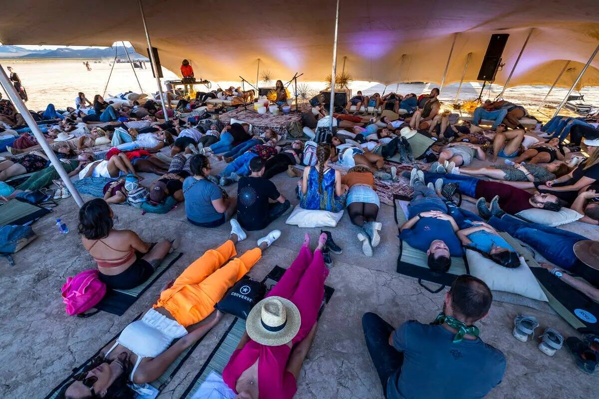 Los participantes toman un soundbath para meditar durante RiSE Lantern Fest en Jean Dry Lake Be ...