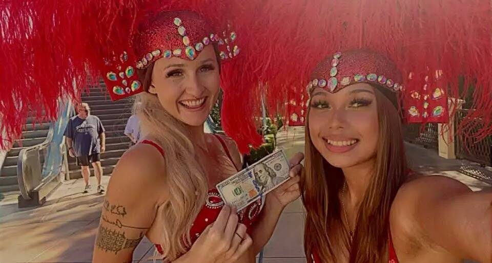 Las coristas Maris DiGiovanni, de 30 años, y Victoria Cayetano, de 19, aparecen en una selfie ...