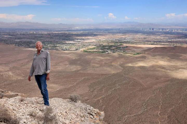 El urbanizador Jim Rhodes muestra una vista del valle de Las Vegas desde su Blue Diamond Hill G ...