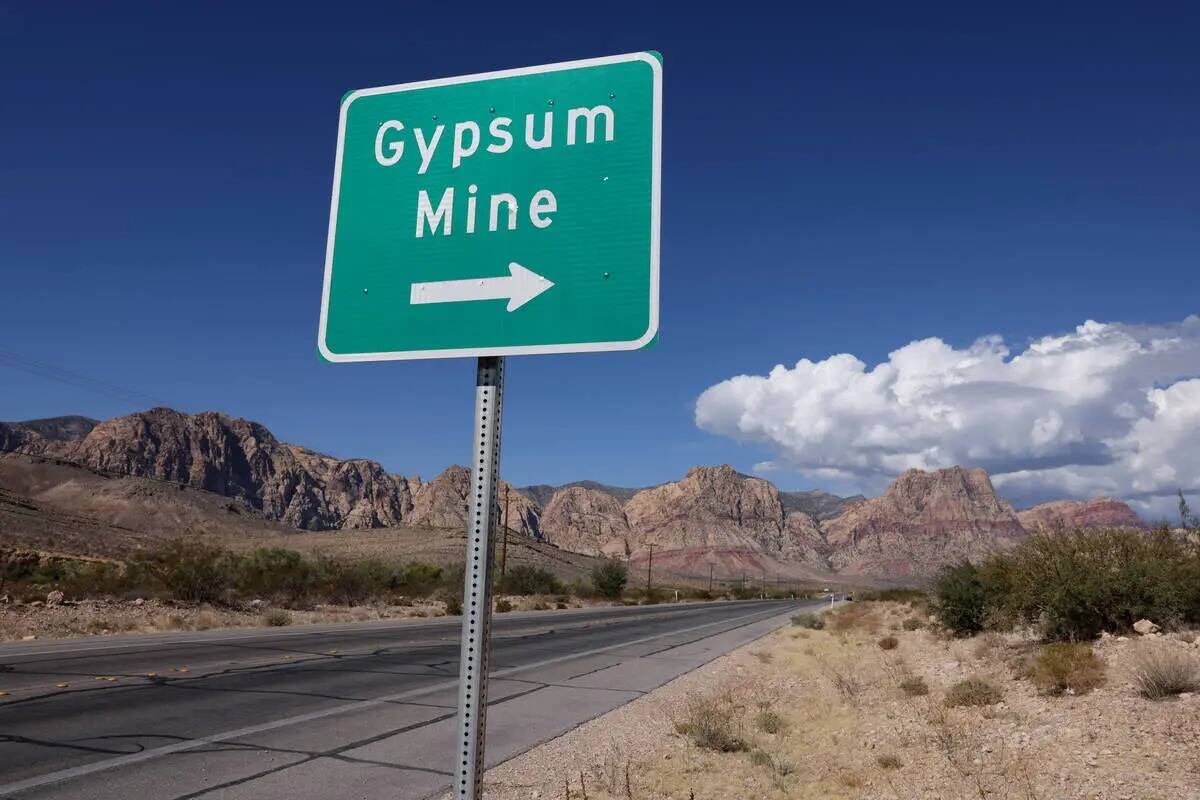 La entrada a Blue Diamond Hill Gypsum Mine, cerca del Red Rock Canyon National Conservation Are ...