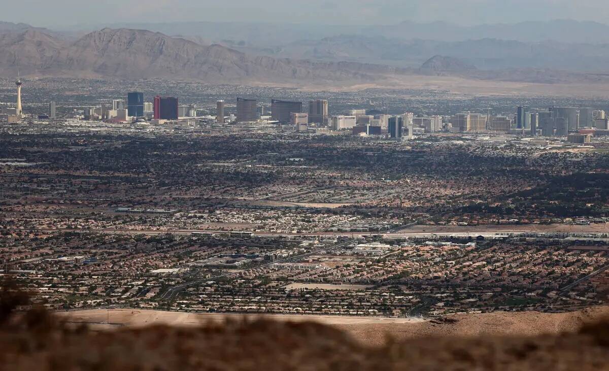 Una vista del valle de Las Vegas desde Blue Diamond Hill Gypsum Mine, cerca del Red Rock Canyon ...