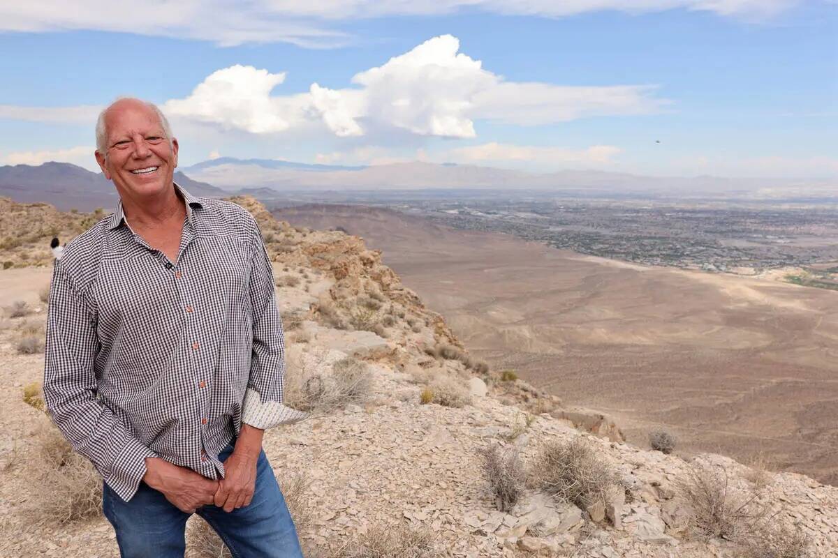 El urbanizador Jim Rhodes muestra una vista del valle de Las Vegas desde su Blue Diamond Hill G ...
