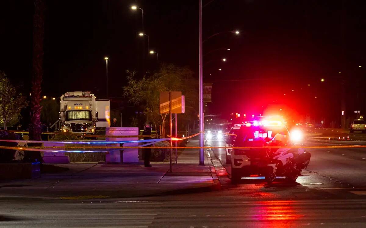La policía de North Las Vegas investiga la escena de un tiroteo con participación de un agent ...