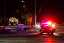La policía de North Las Vegas investiga la escena de un tiroteo con participación de un agent ...