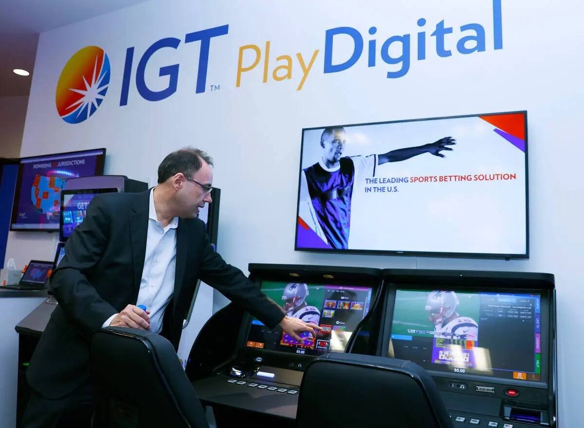 Nick Khin, director de operaciones de juego de IGT, posa para una foto junto a las máquinas tr ...