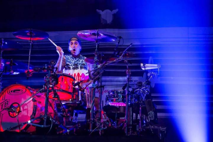 Travis Barker de Blink-182 se presenta como parte de la residencia de la banda en Pearl at the ...