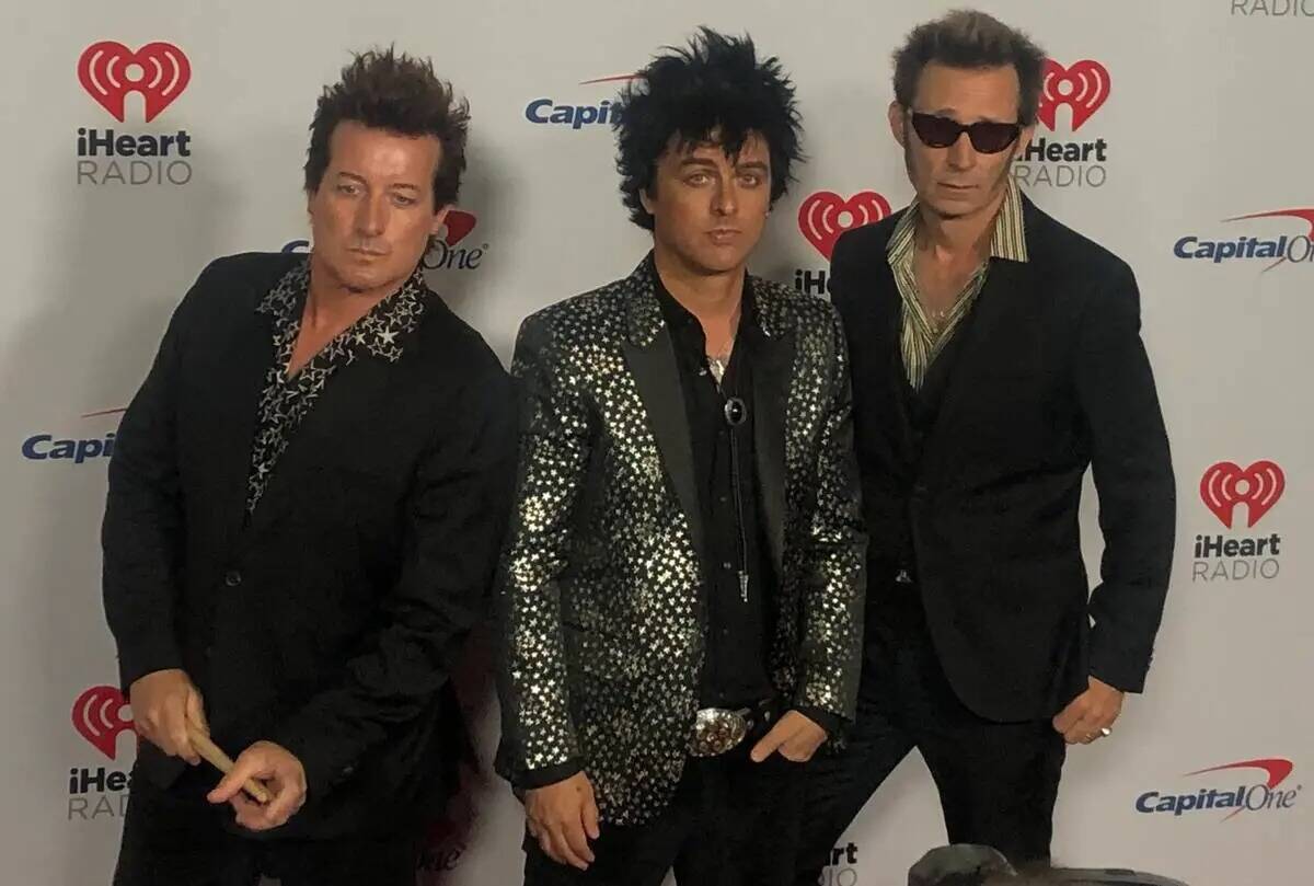 Tre Cool, Billie Joe Armstrong y Mike Dirnt de Green Day se muestran en la alfombra roja del iH ...