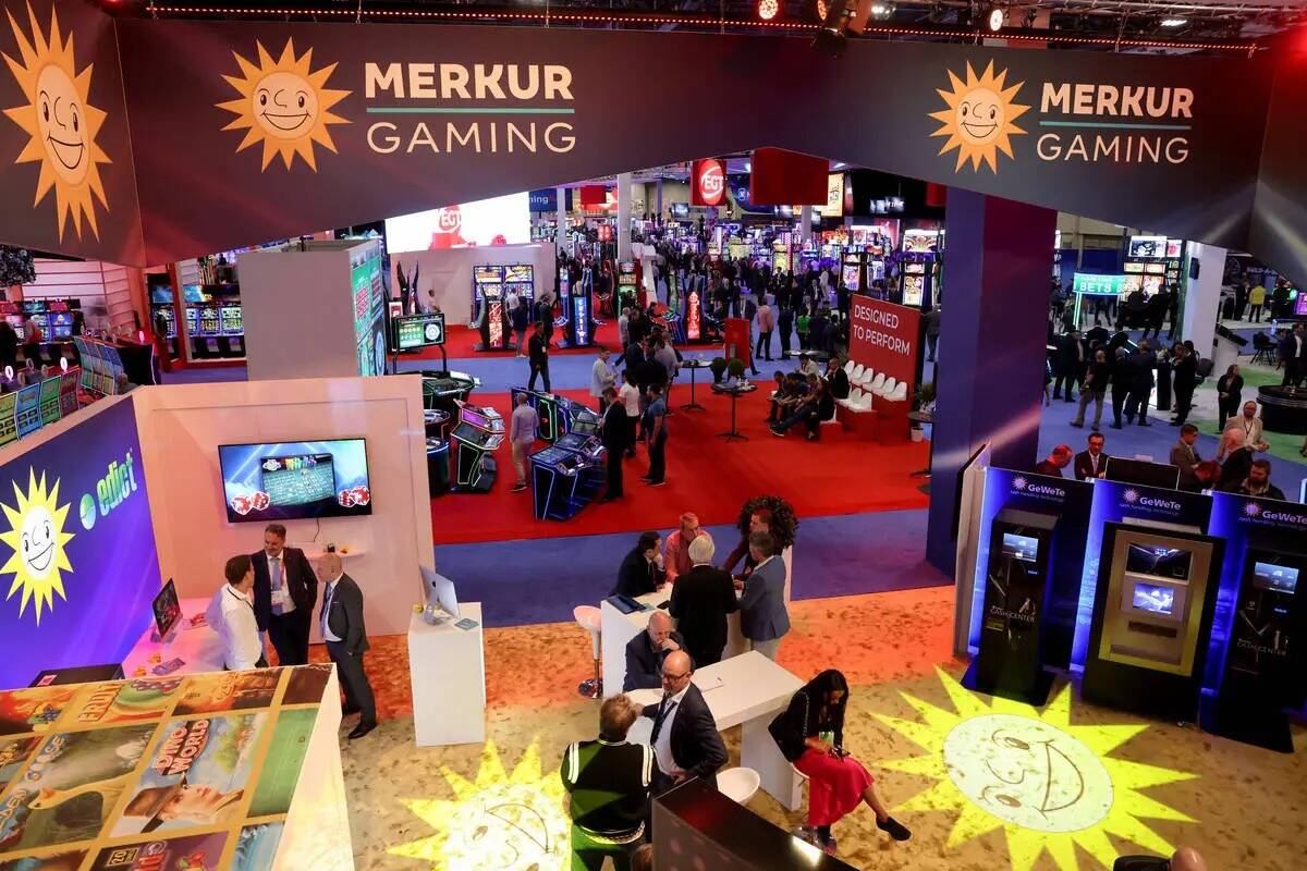 Convencionistas en el stand de Merkur Gaming en el piso de Global Gaming Expo (G2E) en The Vene ...