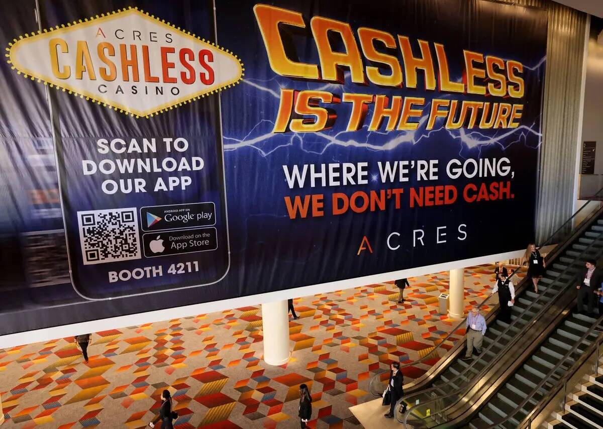 Un cartel de Acres Cashless Casino en Global Gaming Expo (G2E) en The Venetian Expo en Las Vega ...