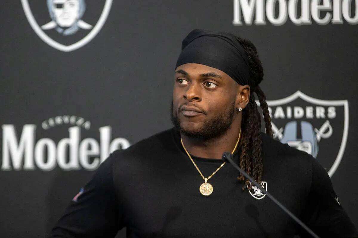 El wide receiver de los Raiders Davante Adams reacciona a una pregunta durante una rueda de pre ...