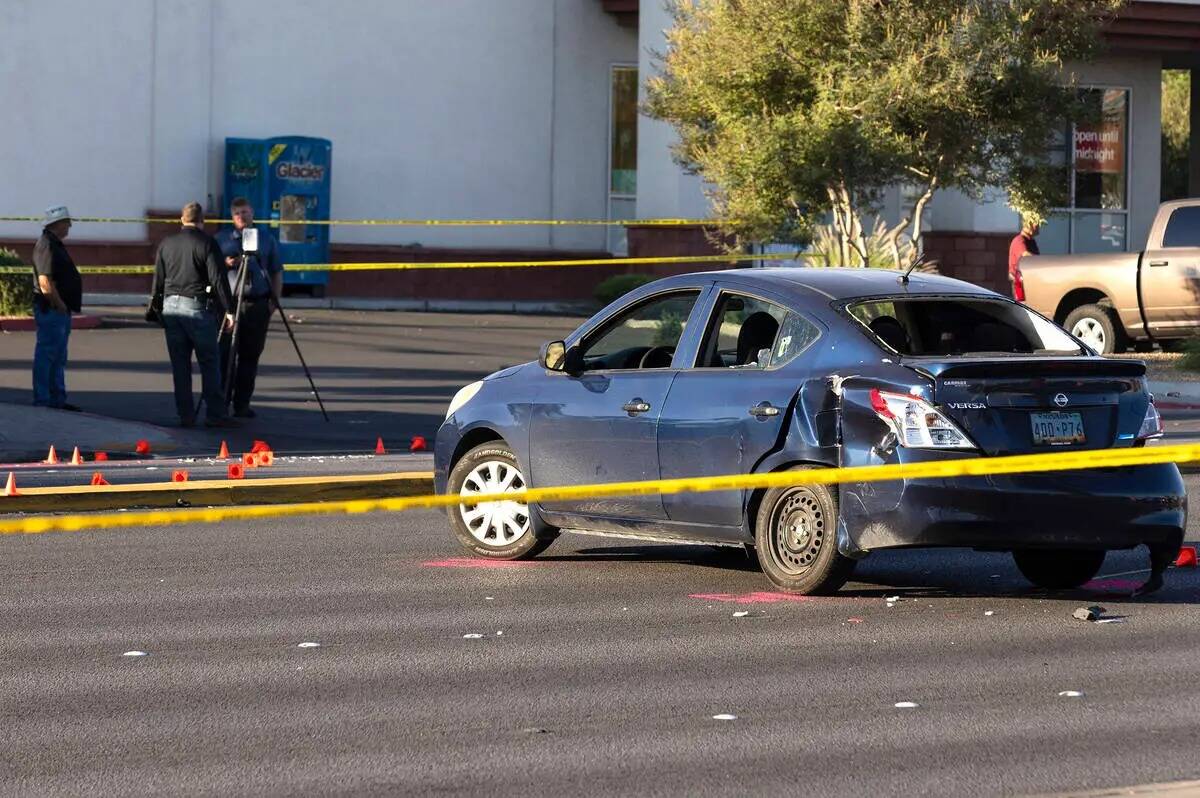 La policía de Las Vegas investiga el vehículo de un sospechoso alrededor de la cuadra 2400 de ...