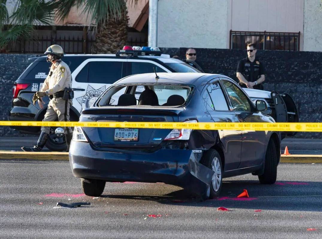 La policía de Las Vegas investiga alrededor de la cuadra 2400 de East Desert Inn Road, donde u ...