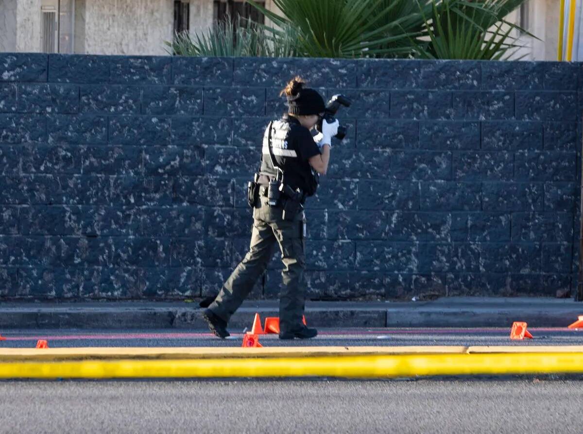 La policía de Las Vegas investiga alrededor de la cuadra 2400 de East Desert Inn Road, donde u ...