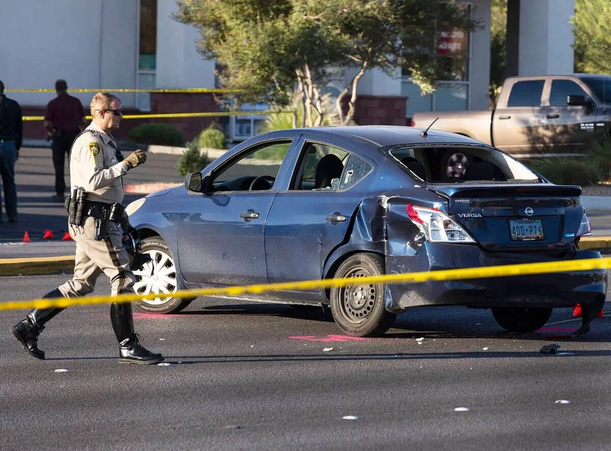 La policía de Las Vegas investiga el vehículo de un sospechoso alrededor de la cuadra 2400 de ...