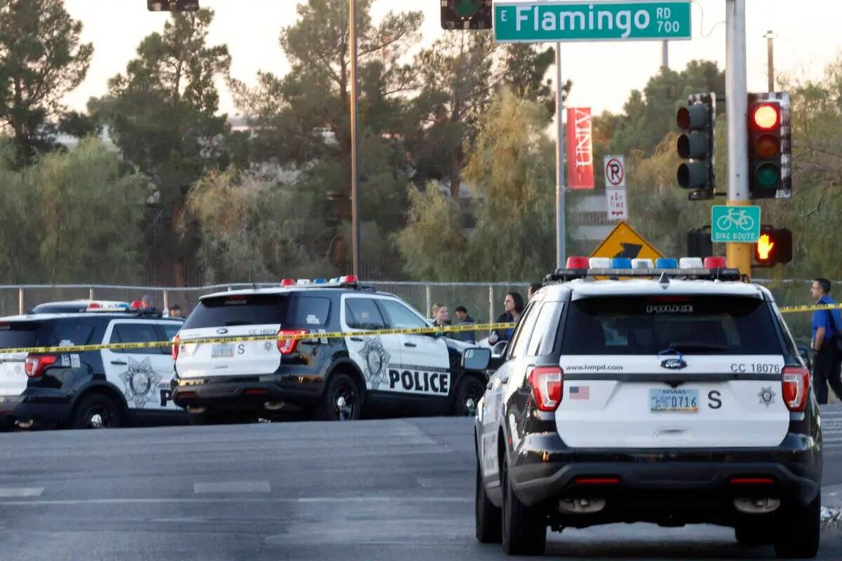 La policía de Las Vegas investiga alrededor de la cuadra 800 de East Flamingo Road después de ...