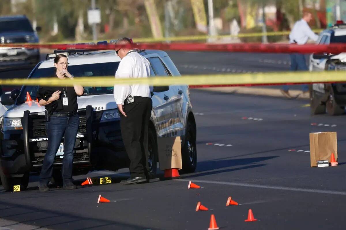 La policía de Las Vegas investiga alrededor de la cuadra 800 de East Flamingo Road después de ...