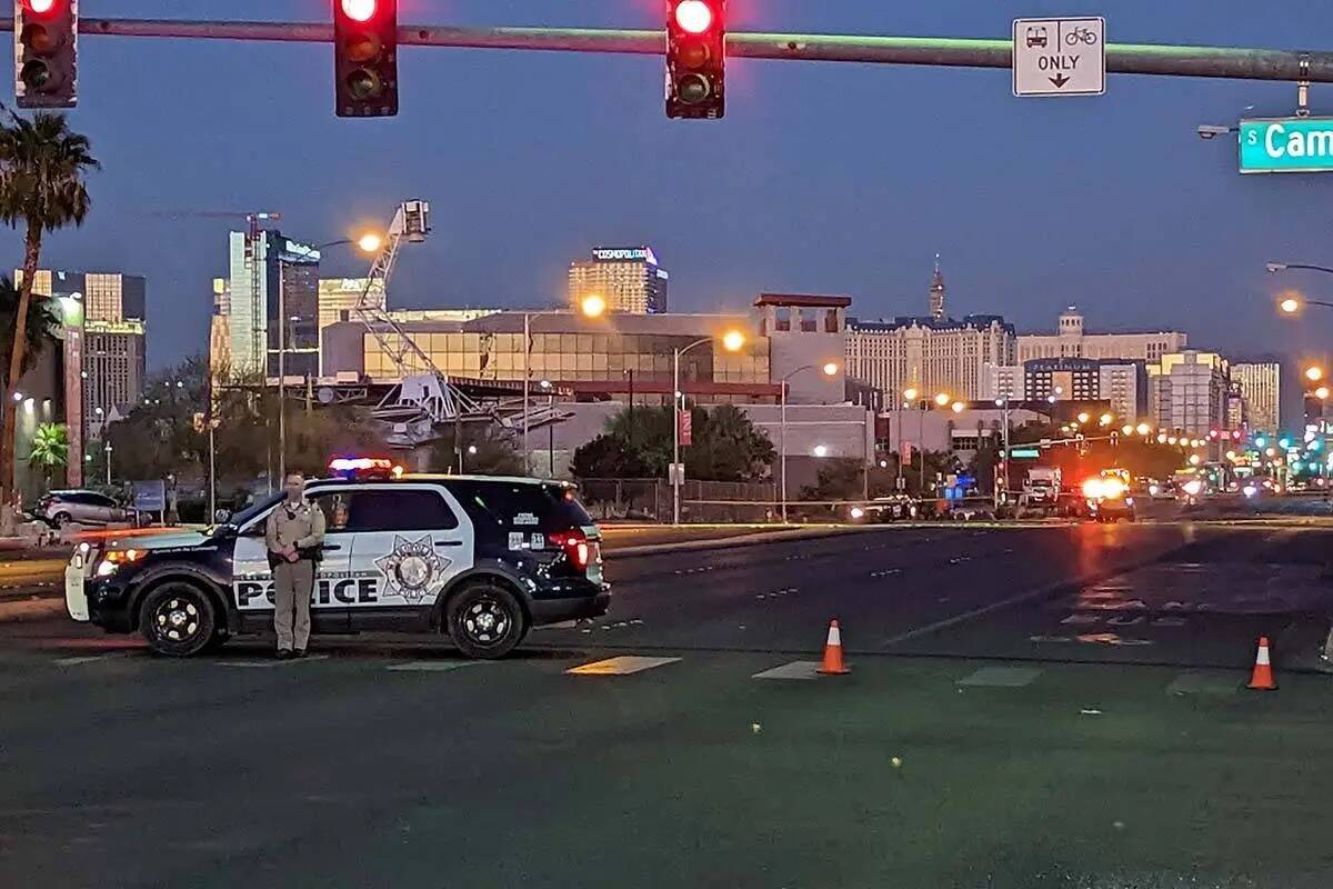 Un oficial de policía de Las Vegas fue llevado a un hospital local después de un tiroteo con ...