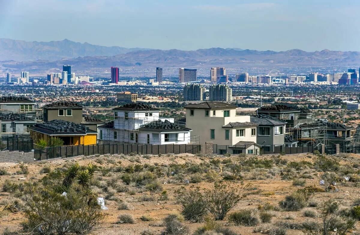 Nuevas casas en construcción cerca de West Redpoint Drive y Desert Foothills Drive el miércol ...