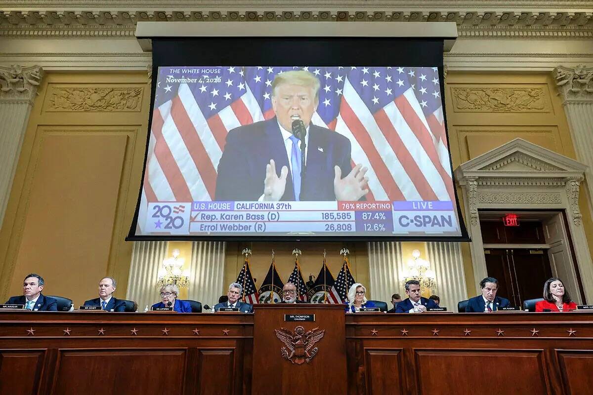 Se muestra un video del entonces presidente Donald Trump hablando mientras el comité selecto d ...