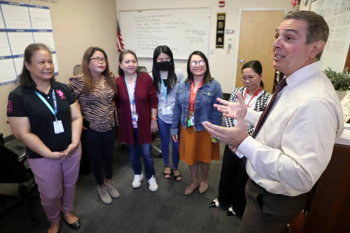 El director Darryl Wyatt habla durante una entrevista en Bailey Middle School en Las Vegas el 1 ...