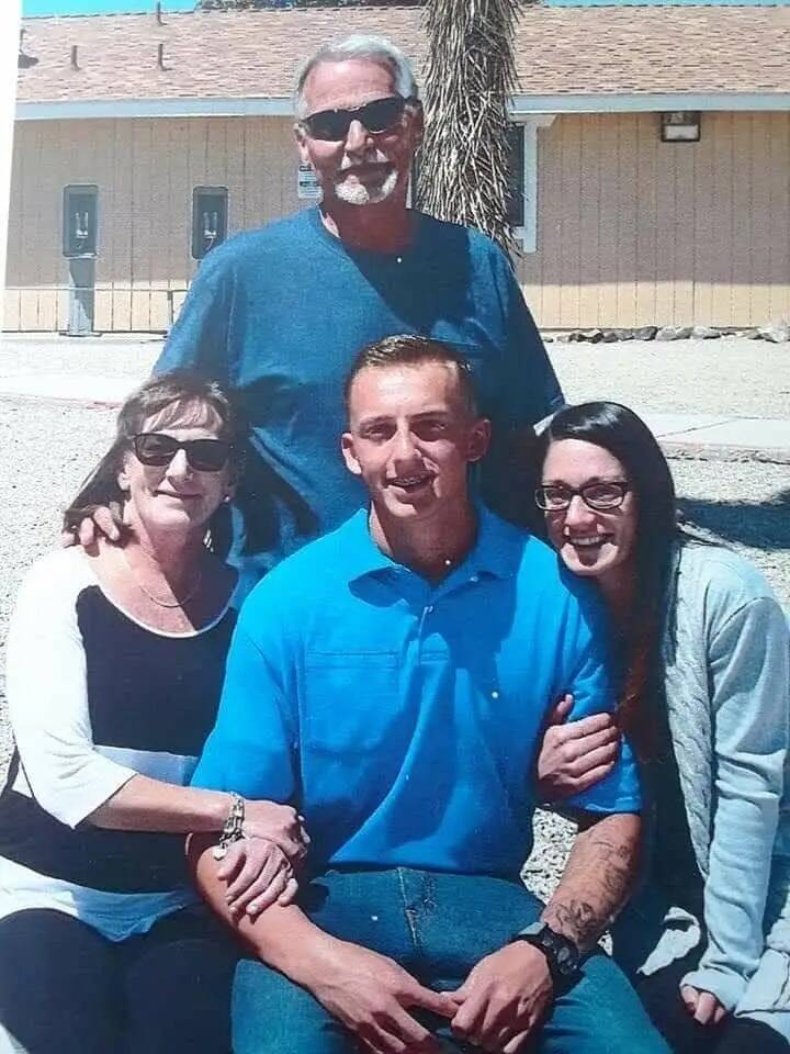 Isaiah Sharp, en el centro, posa con sus abuelos y su madre en una foto sin fecha. (Nicholas Sn ...