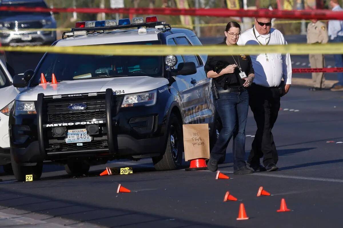 La policía de Las Vegas investiga alrededor de la cuadra de East Flamingo Road después de un ...