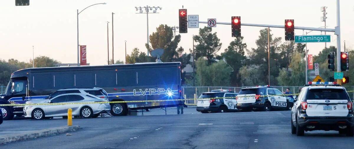 La policía de Las Vegas investiga alrededor de la cuadra 800 de East Flamingo Road después de ...