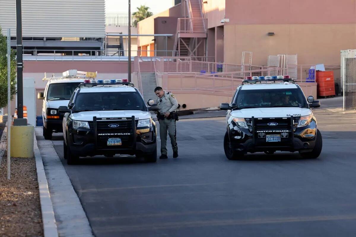 Agentes de policía de Las Vegas fuera del Sunrise Hospital and Medical Center en Las Vegas el ...