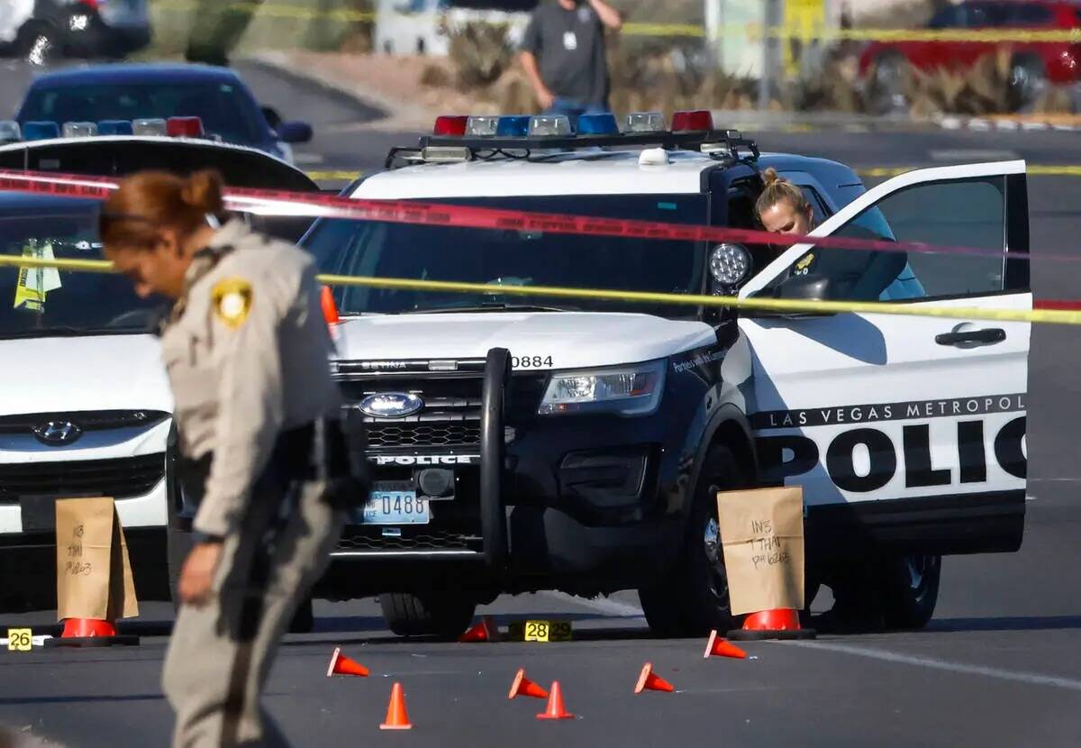 La policía de Las Vegas investiga la escena en East Flamingo Road después de un tiroteo que h ...