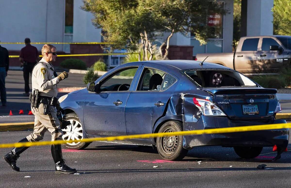 La policía de Las Vegas investiga el vehículo de un sospechoso alrededor de la cuadra 2400 de ...