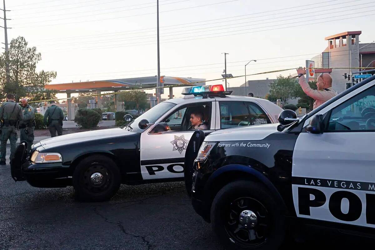 La policía de Las Vegas investiga alrededor de la cuadra 800 de East Flamingo Road después de ...