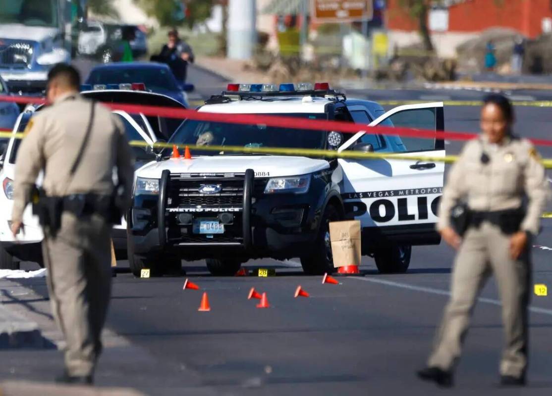 La policía de Las Vegas investiga la escena en East Flamingo Road después de un tiroteo que h ...