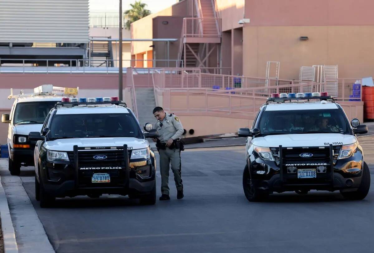 Agentes de policía de Las Vegas en el exterior del Sunrise Hospital and Medical Center en Las ...