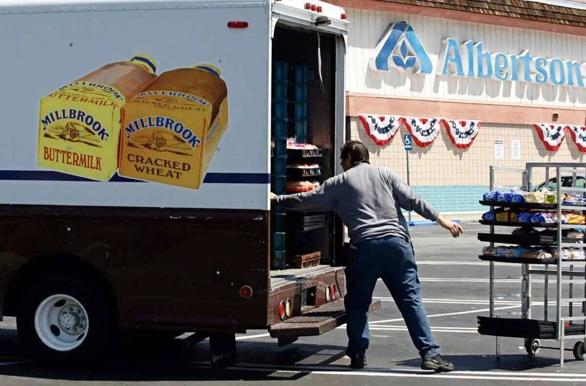 ARCHIVO - Mitch Maddox, un vendedor de la ruta del pan, carga pan el martes 30 de mayo de 2006, ...