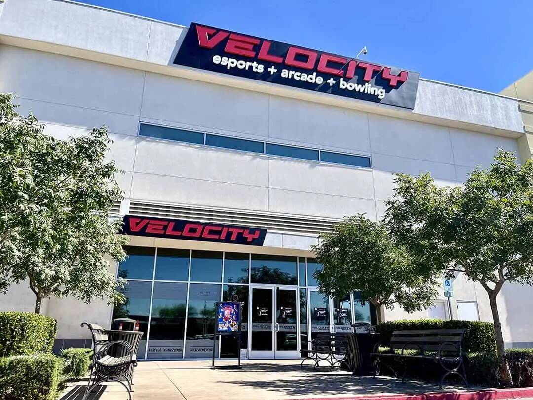 Velocity Esports es un centro de entretenimiento familiar con una gran variedad de juegos de vi ...
