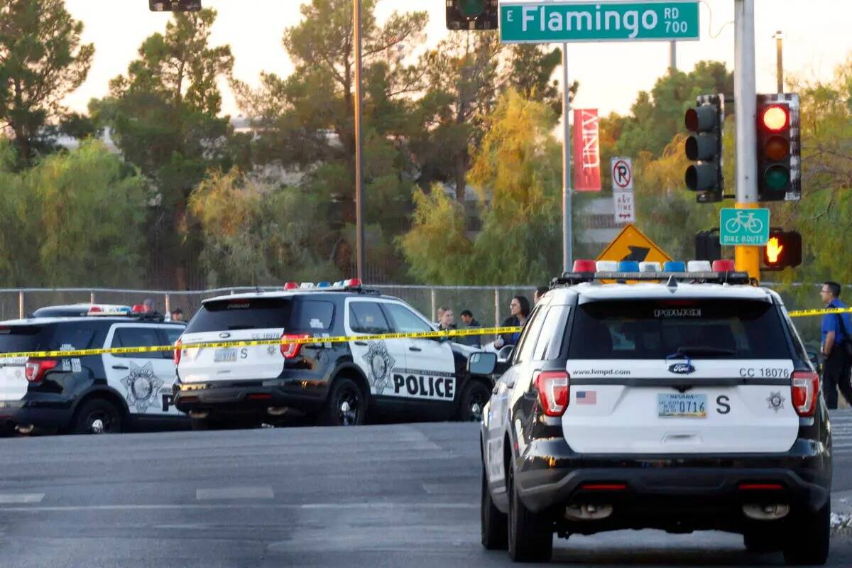 La policía de Las Vegas investiga alrededor de la cuadra 800 de East Flamingo Road tras un tir ...